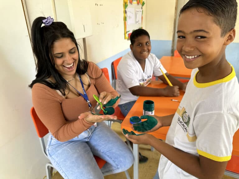 Crianças e voluntários se divertem enquanto aprendem sobre a importância da preservação ambiental no evento do Dia da Árvore 2023, organizado pela CONCEF.