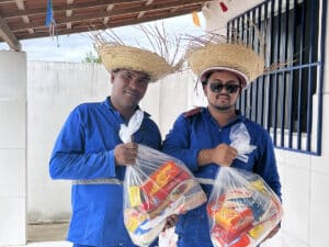 Colaboradores da CONCEF participam da distribuição de cestas básicas durante as celebrações de São João de 2023, reforçando o compromisso com a comunidade.