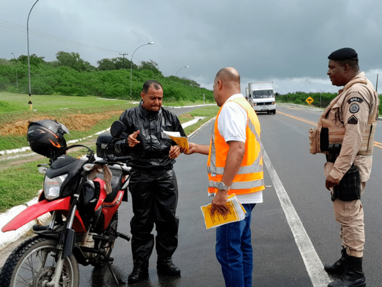 CONCEF faz blitzes educativas em parceria com a PRE para a campanha do Maio Amarelo