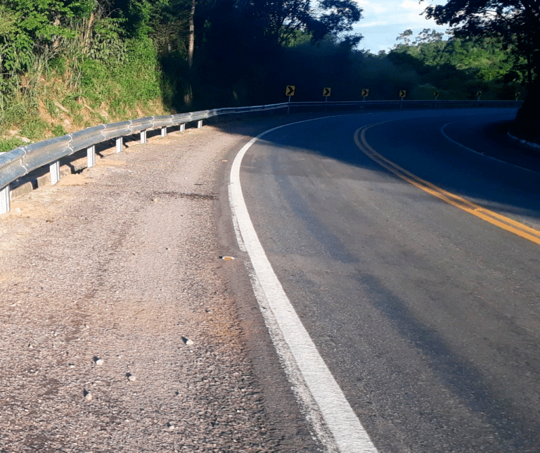 CONCEF faz instalação e manutenção de defensas metálicas no Sistema Rodoviário da BA-052