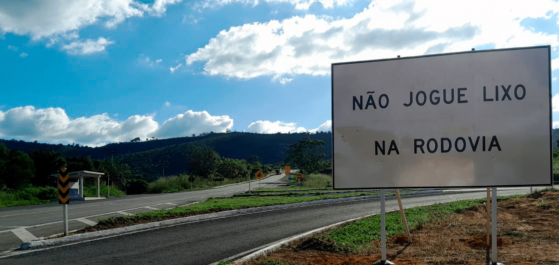 CONCEF instala placas educativas para evitar descarte de lixo nas rodovias