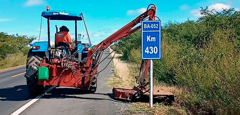 Funcionário da CONCEF executando roçagem em Itaguaçu