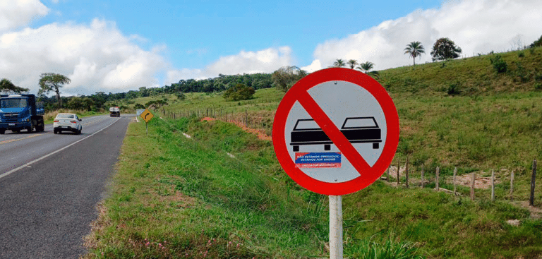 Placa vandalizada na BA-052