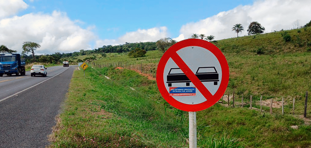 Placa vandalizada na BA-052